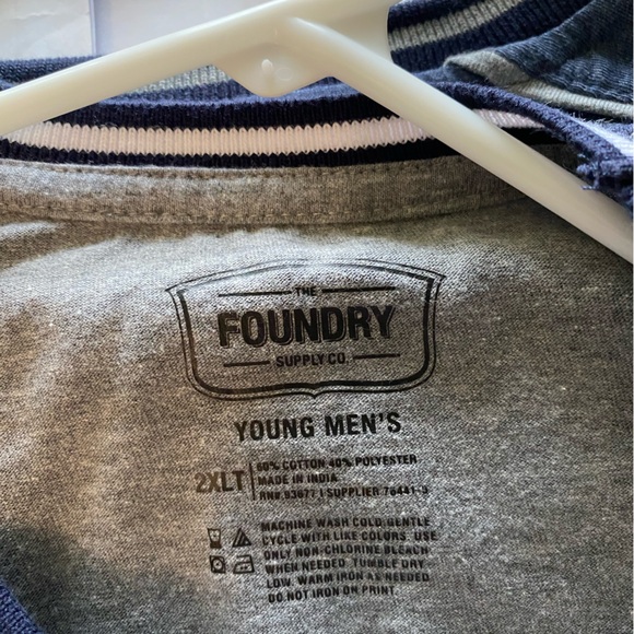 Two Long Sleeve knit mens shirts - Picture 4 of 6